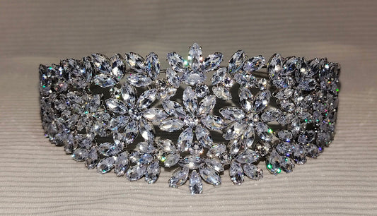 ✨  Bijou de Cheveux Élégant et Brillant en Zircon ✨