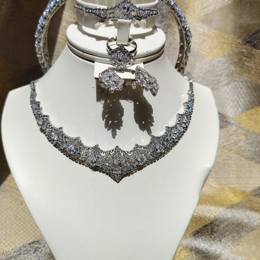 Parure 4 pièces élégante en zircon – Finition rhodiée et éclat raffiné